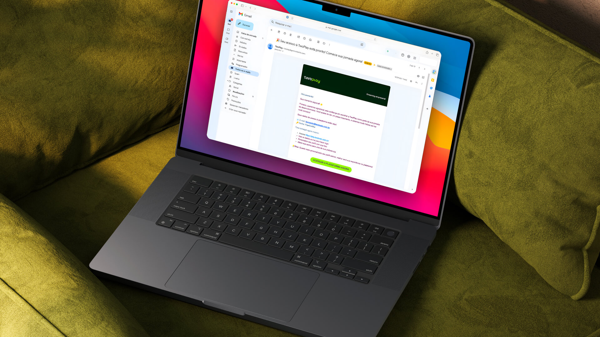 Macbook em cima de um sofá verde com o navegador Safari aberto na caixa de entrada do gmail com o e-mail de boas vindas da TwoPlay,